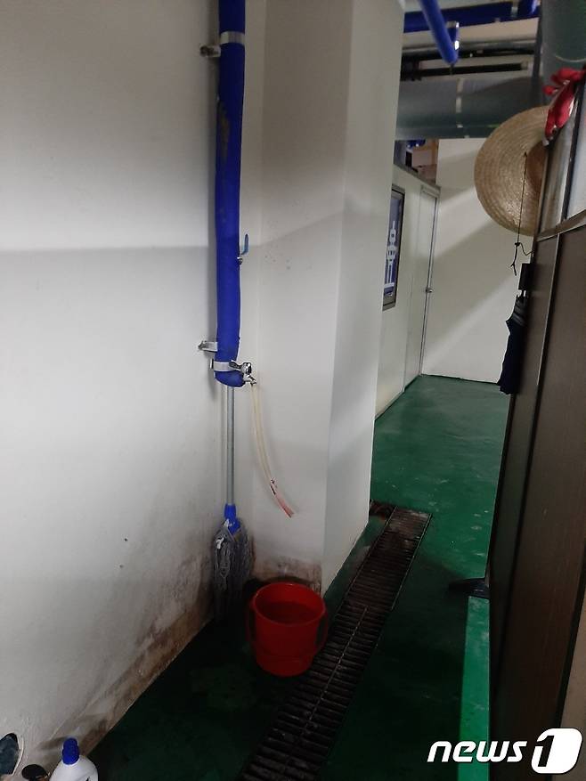 광주공항 여객청사 건물 내 지하에 마련된 청소 노동자 대기실 모습. A씨는 야외 청소 후 이곳에서 쪼그려 앉아 손을 씻다가 쓰러져 의식 불명 상태다. (독자 제공) 2021.9.28/뉴스1