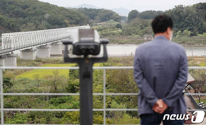 28일 경기도 파주시 문산읍 임진각을 찾은 시민들이 북녘 방향을 바라보고 있다. 김여정 북한 노동당 부부장은 지난 25일 담화를 통해 '남북공동연락사무소 재설치' '정상회담' 등의 가능성을 언급했으나, 남북공동연락사무소와 군통신선 모두 지난 8월 10일 이후 통화가 이뤄지지 않고 있는 상황에서 최고인민회의 제14기 제5차 회의를 진행하는 북한은 이날 동해상으로 미상의 발사체를 발사했다. 2021.9.28/뉴스1 © News1 박정호 기자