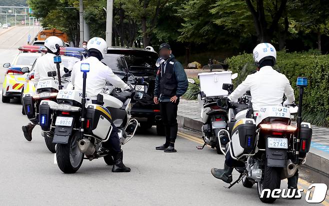 경찰이 28일 인천시 연수구 송도동에서 교통법규를 위반한 이륜차를 단속하고 있다.  2021.9.28/뉴스1 © News1 정진욱 기자