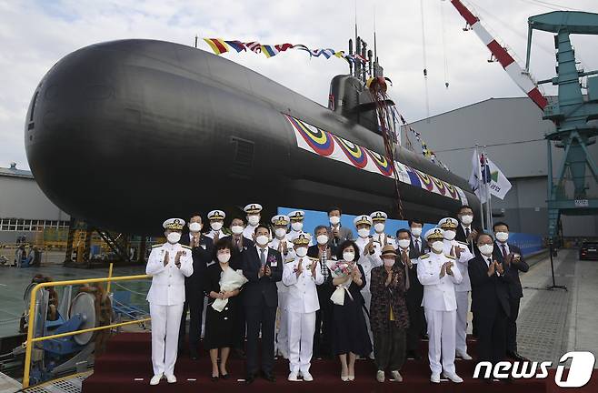 28일 오후 울산 동구 현대중공업에서 3000톤급 잠수함인 '장보고-Ⅲ 배치(Batch)-I' 3번함 '신채호함' 진수식이 열린 가운데 부석종 해군참모총장, 한영석 현대중공업 사장, 전용규 방위사업청 한국형잠수함사업단장 등 참석자들이 기념촬영을 하고 있다. 이 잠수함은 일제강점기 민족의식 고취에 앞장선 사학자이자 독립운동가인 신채호 선생(1880년~1936년)을 기려 '신채호함'으로 명명했다. 신채호함에는 지난 15일 잠수함 발사에 성공한 잠수함발사탄도미사일(SLBM)이 탑재된다. 2021.9.28/뉴스1 © News1 윤일지 기자