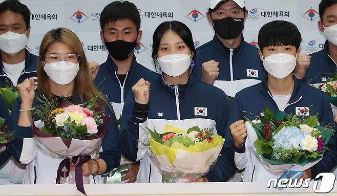 대한민국 여자 양궁 대표팀 강채영, 장민희, 안산 선수(왼쪽부터)가 28일 오후 인천국제공항을 통해 귀국 후 기자회견에 앞서 기념촬영을 하고 있다. 2021.9.28/뉴스1 © News1 임세영 기자