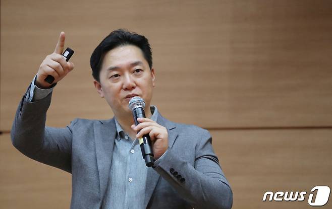 윤제필 필한방병원장이 28일 목원대 사범관에서 열린 뉴스1 대전충남취재본부-목원대 공동기획 ‘뉴 충청리더 아카데미’에서 척추건강 비법에 관해 강의하고 있다. ©News1 김기태 기자