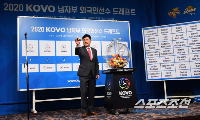 2020 KOVO 남자부 외국인선수 드래프트가 15일 서울 강남구 청담동 리베라호텔에서 열렸다. 김장희 한국배구연맹 사무차장이 지명 순서 추첨을 하고 있다. 청담동=박재만 기자