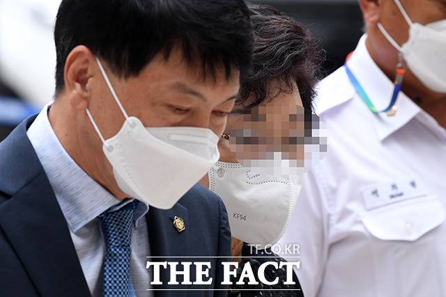 불법 요양병원을 운영하면서 수십억원대 요양급여를 부정수급한 혐의를 받는 윤석열 전 검찰총장의 장모 최 모(74)씨가 28일 오후 서울 서초구 서울고등법원에서 열린 항소심 2차 공판에 출석하고 있다. /남용희 기자