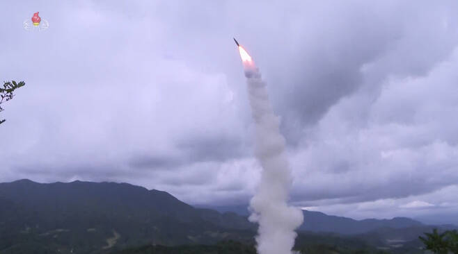 북한의 탄도 미사일 발사 장면