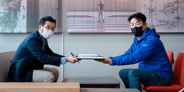 이준호 클룩 코리아 지사장(왼쪽), 성장근 카모아 부대표