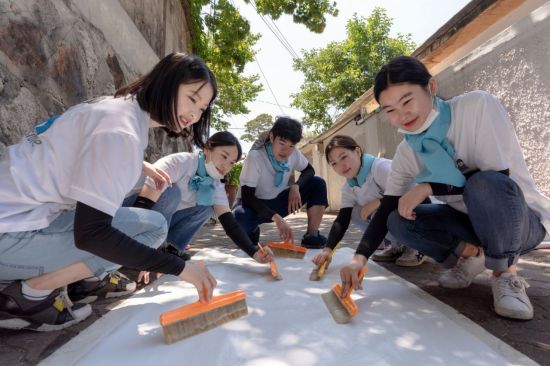 대우건설 임직원들이 사회공헌 활동 '희망의 집 고치기'에 참여, 도배 작업을 하고 있다. ＜사진제공=대우건설＞