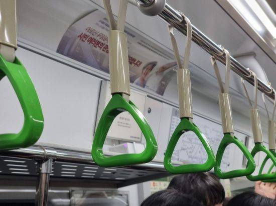 5G 28㎓ 와이파이 구축 지하철. 객차 내 짐칸 벽면 한 켠에 설치된 와이파이 무선접속장치(AP) 장비. 사진=차민영 기자