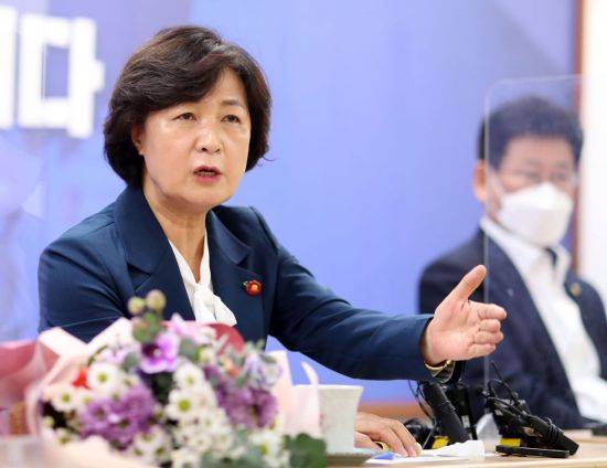 당원 간담회서 발언하는 추미애 [이미지출처=연합뉴스]