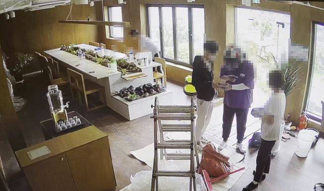 불법 카드 복제 일당 중 1명이 지난 6월 음식을 배달하면서 손님으로부터 신용카드를 받아 카드 정보를 복제하는 장면. /부산경찰청