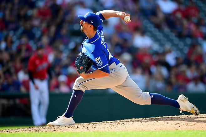 카일 짐머(캔자스시티 로열스)가 28일 열린 메이저리그 경기에서 동생 브래들리 짐머(클리블랜드 인디언스)를 상대로 투구하고 있다. /AFP 연합뉴스