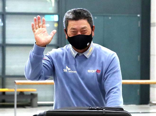 한국인 최초로 미국프로골프(PGA) 챔피언스 투어 대회에서 우승한 최경주가 28일 오전 인천공항을 통해 귀국, 손을 흔들며 인사하고 있다. /연합뉴스