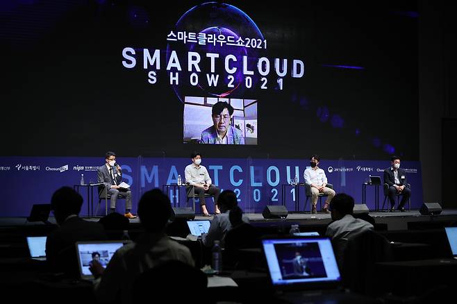 28일 ‘스마트클라우드쇼 2021′ 공유경제 패널토의가 열렸다. 왼쪽부터 김희대 대구테크노파크 디지털융합센터장, 양창모 패스트파이브 오퍼레이션 스폐셜리스트, 오성제 위대한상사 공동창업자 겸 부사장, 구태언 한국공유경제협회 규제혁신위원장. 화면은 조산구 위홈 대표이사 겸 공동창업자./ 조선비즈 제공