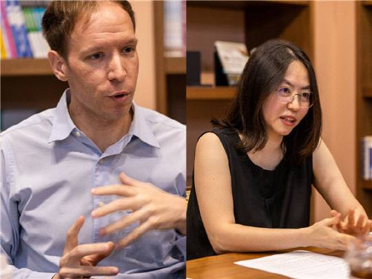 코로나 시대 대학의 국제교류의 나아갈 길을 보여준 연구를 수행한 한국외대 윌리엄 스튜어트, 김보명 과장.