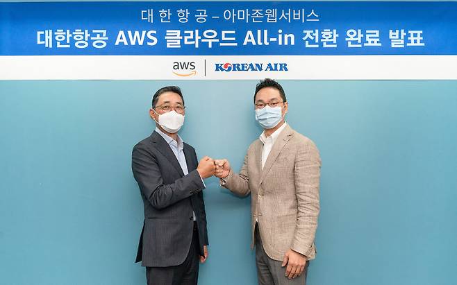 함기호 AWS 코리아 대표(왼쪽)와 장성현 대한항공 마케팅/IT부문 부사장이 28일 오전 역삼동 AWS코리아 사무실에서 대한항공 AWS 클라우드 전환완료 미디어 브리핑을 진행했다.