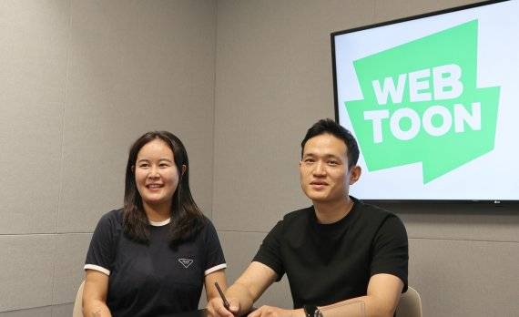 김선국 네이버웹툰 브랜드마케팅 팀장(오른쪽)과 이지현 네이버웹툰 시리즈 마케팅 담당자/사진= 네이버웹툰 제공