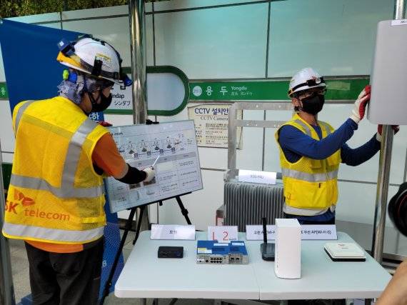 과학기술정보통신부는 28일 통신3사와 서울 신답역에서 5G 28㎓를 활용한 지하철 와이파이 성능개선 실증 착수회를 개최했다. 작업자들이 5G 28㎓를 활용한 지하철 와이파이 장비에 대해 설명하고 있다.