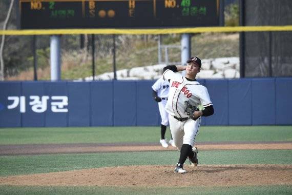 내년 드래프트 1순위로 지목되는 덕수고 심준석이 지난 3월 부산 기장군 현대차드림볼파크에서 열린 제8회 전국명문고야구열전에서 역투를 하고 있다. 사진=박범준 기자