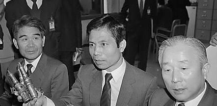 송진원 전 1항공여단장(오른쪽) 등 육군항공 관계자들이 1989년 계엄군의 헬기 사격을 증언한 조비오 신부를 명예훼손 혐의로 고발하겠다며 기자회견을 열고 있다. 연합뉴스