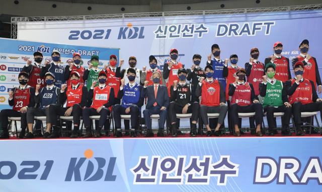 28일 서울 송파구 잠실학생체육관에서 열린 프로농구연맹(KBL) 신인선수 드래프트에서 1라운드 1순위로 지명된 이원석(앞줄 왼쪽 다섯 번째) 등 프로 진출을 이룬 신인 선수들이 파이팅을 외치며 기념 촬영을 하고 있다. 뉴스1