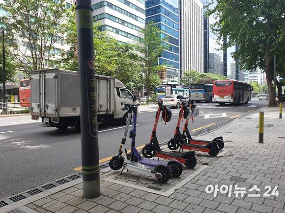 서울 강남구 한 대로 인도변에 주차돼 있는 공유 전동킥보드의 모습.