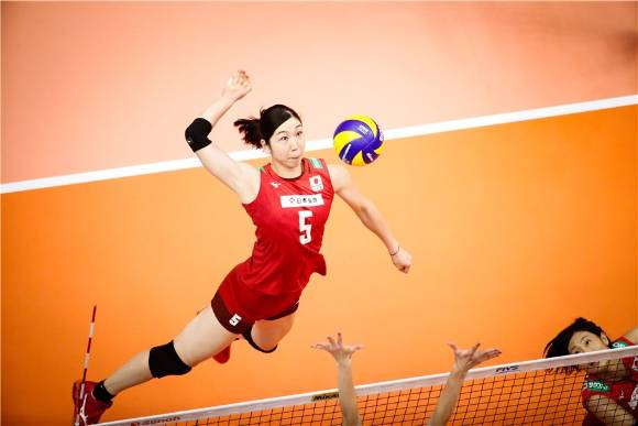 일본여자배구대표팀 미들 블로커(센터) 한 자리를 오랫 동안 지킨 에리카 아라키가 정든 코트를 떠났다. 그는 선수 은퇴를 최종 결정했다. [사진=국제배구연맹(FIVB)]