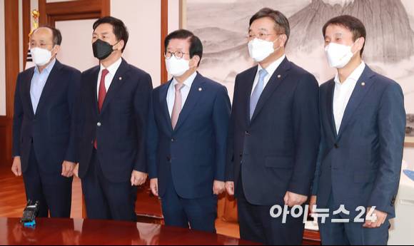 박병석 국회의장(가운데)이 28일 오전 서울 여의도 국회 의장실에서 여야 원내대표와 기념촬영을 하고 있다. 왼쪽부터 추경호 국민의힘 원내수석부대표, 김기현 원내대표, 박 의장, 윤호중 더불어민주당 원내대표, 한병도 원내수석부대표. [사진=김성진 기자]