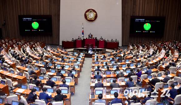 28일 서울 여의도 국회에서 열린 본회의에서 세종시에 국회의사당 분원을 설치하는 내용의 국회법 개정안이 통과되고 있다.