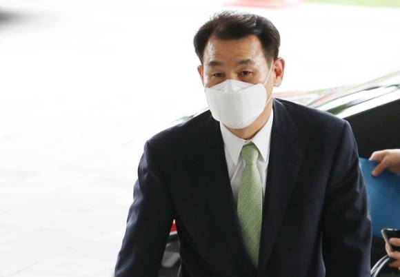 정은보 금융감독원장이 지난 2일 오전 고성범 금융위원장을 예방하기 위해 서울 종로구 정부서울청사로 들어가고 있다. [사진=뉴시스]