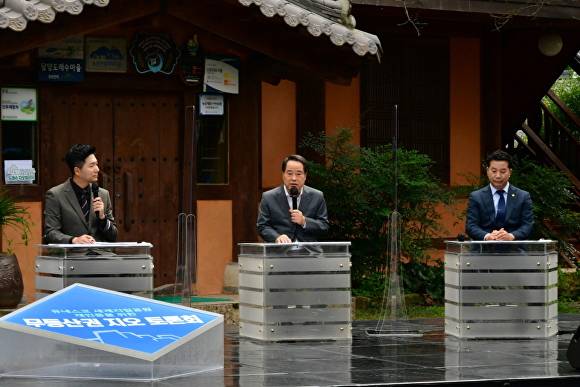 최형식 담양군수(가운데)가 28일 무등산권 유네스코 세계지질공원의 재인증을 앞두고 열린 토론회에서 발언하고 있다. [사진=담양군]