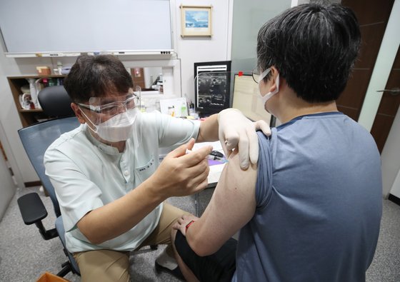 30세 이상 예비군 등에 대한 얀센 백신 접종이 시작된 10일 서울 동작구 경성의원에서 시민들이 얀센 백신을 접종받고 있다. 연합뉴스