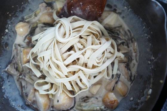 밀가루 면 대신 두부면을 사용하면 탄수화물 섭취를 줄일 수 있다. 사진 김혜준.