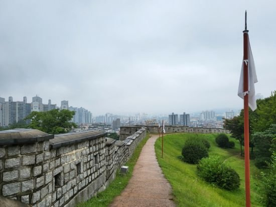 수원 화성의 성곽길은 과거와 현재의 경계선을 걷는 것 같다. [사진 전명원]