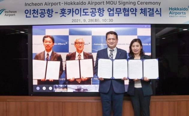 김경욱 인천국제공항공사 사장(오른쪽에서 두 번째)이 협약 체결 후 이희정 인천공항공사 미래사업본부장(오른쪽), 가모 타케시 홋카이도에어포트(왼쪽 세번째), 토미타 히데키 영업개발본부장과 기념촬영 하고 있다. 인천국제공항공사
