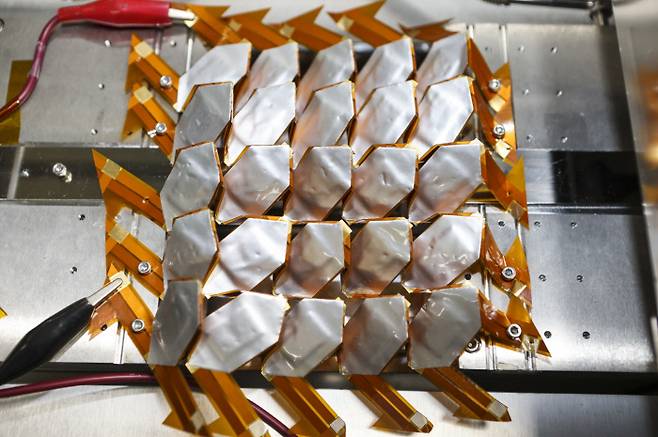 충전과 방전 시험 중인 신축성 있는 배터리 모습. 한국기계연구원 제공