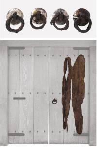 무덤 안에서 여러 목재편이 무덤방 입구 쪽에서 확인됐다. 목재편은 무덤길과 무덤방 사이에 설치된 출입문의 흔적으로 추정된다.|국립공주박물관 제공