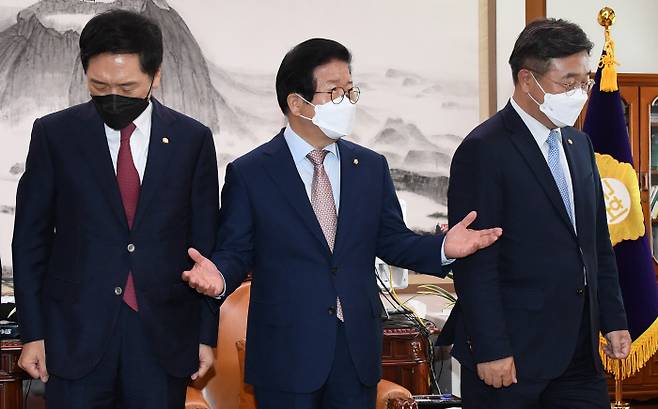 윤호중 더불어민주당 원내대표(오른쪽)와 김기현 국민의힘 원내대표(왼쪽)가 28일 국회에서 박병석 국회의장(가운데) 주재로 회동하고 있다.  국회사진기자단
