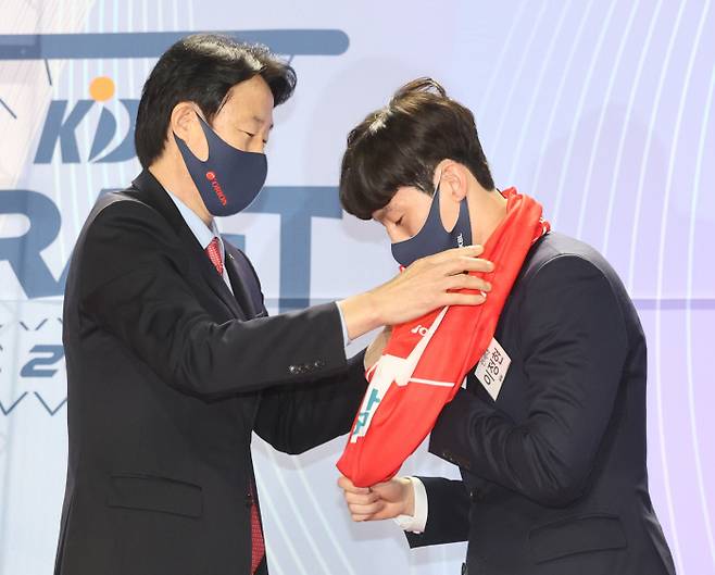수원 KT가 1라운드 2순위로 지명한 하윤기(위 사진)가 서동철 KT 감독에게서 모자를 건네받고 있다. 이정현은 1라운드 3순위로 고양 오리온 유니폼을 입었다.  연합뉴스