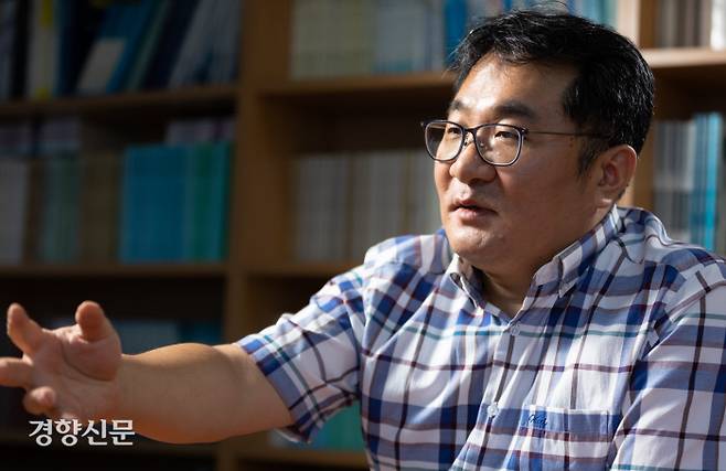 나원준 교수가 지난 21일 대구 경북대학교 자신의 연구실에서 경향신문과 인터뷰하고 있다. 나 교수는 “MMT는 기존에 갖고 있던 재정에 대한 인식을 근본적으로 전환하게 하는 인사이트를 준다”면서 “위기가 닥쳤을 때는 재정지출을 보다 적극적으로 늘릴 필요가 있다”고 말했다.  우철훈 선임기자