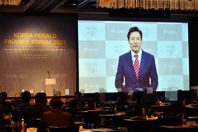 Seoul Mayor Oh Se-hoon speaks during the Korea Herald Finance and Investment Forum held at Four Seasons Hotel Seoul, Tuesday.