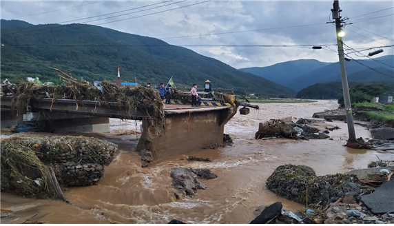 경북은 지난 8월 23일과 24일 강타한 태풍 ‘오마이스’로 인해 포항·경주·김천·안동·구미·영천·상주·경산·군위·의성·청송·영덕·청도·고령·성주·칠곡·울릉 등 17개 시군에서 사유시설 27억, 공공시설125억 등 총 152억원의 피해를 입었다.(사진=경북도 제공) 2021.09.28.