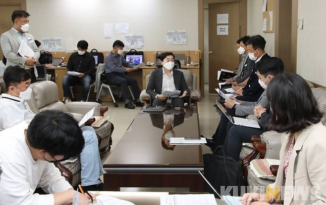 김선용 대전시교육청 행정국장이 브리핑을 통해 학급당 학생수 감축계획에 대해 설명하고 있다.