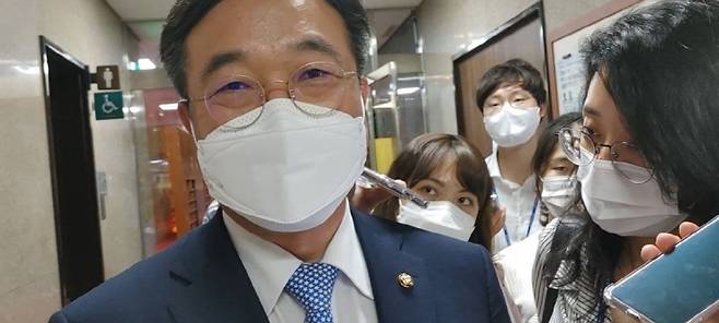 ▲윤호중 더불어민주당 원내대표가 28일 저녁 국회 본청 원내대표실 앞에서 언론중재법 협상결렬 상황에 대한 기자들의 질문에 답하고 있다. 사진=조현호 기자