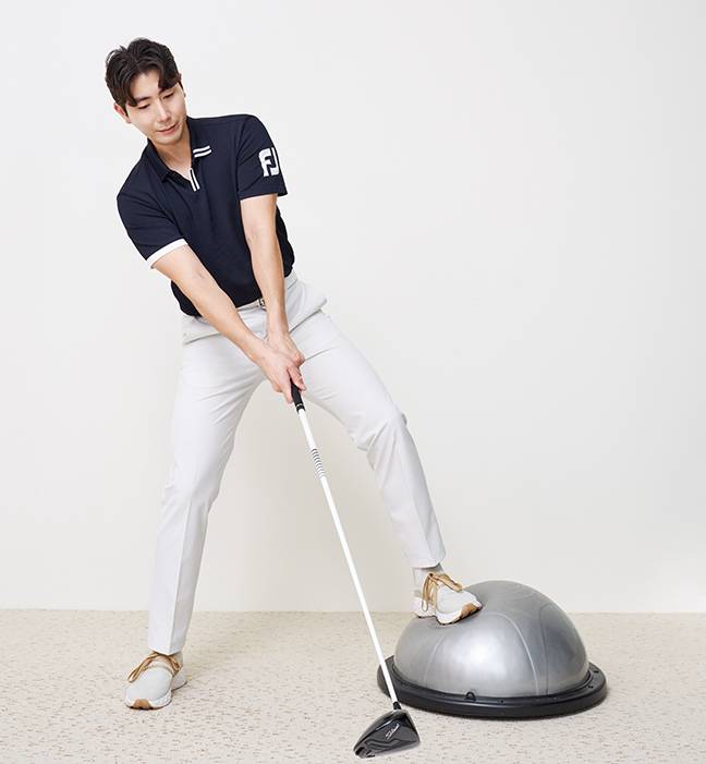 훈련 방법
➊ 왼쪽 발을 짐볼 위에 올려둔다. 
➋ 드라이버 헤드를 지면에서 3cm 정도 들어준 상태에서 셋업한다.  
➌ 스탠스 중앙을 지나 왼쪽 발 안쪽에 위치한 가상의 공을 타격한다는 느낌으로 스윙한다.
➍ 실제로 공을 두고 위의 순서대로 공을 타격하며 드라이버샷을 연마한다.