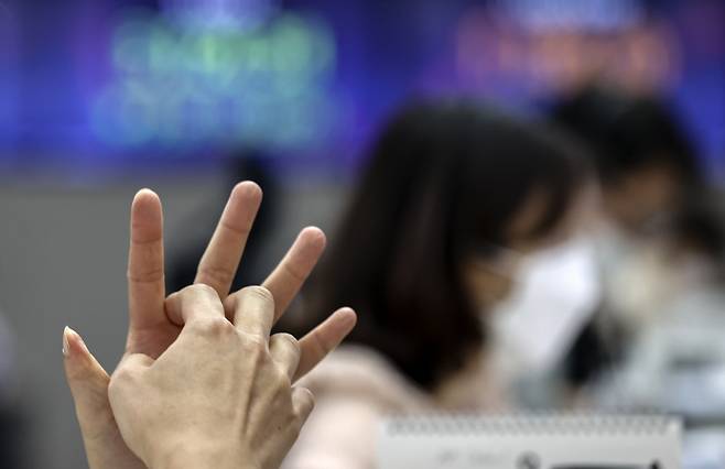 코스피가 약세로 출발한 지난 27일 오전 서울 중구 하나은행 딜링룸에서 딜러가 업무를 보고 있다. [사진 출처 = 연합 뉴스]