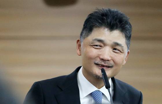 = 김범수 카카오 의장이 10일 오후 경기도 과천시 중앙동 정부과천청사 과학기술정보통신부에서 열린 국회 과학기술정보방송통신위원회의 과기정통부에 대한 국정감사에서 의원들의 질의에 답변하고 있다. 2018.10.10/뉴스1