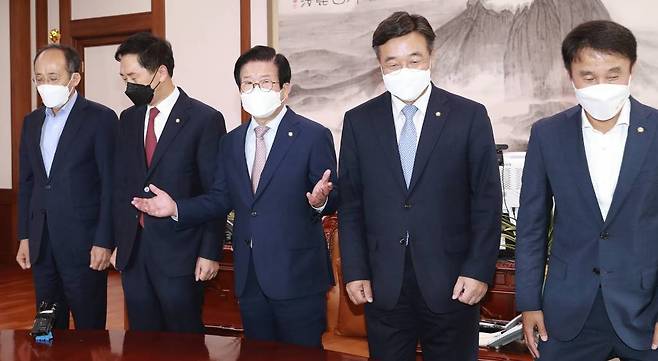 [서울=뉴시스] 최동준 기자 = 박병석 국회의장, 윤호중 더불어민주당 원내대표, 김기현 국민의힘 원내대표 등 원내대표단이 28일 서울 여의도 국회에서 열린 언론중재법 개정안 상정 논의 회동에서 기념촬영을 마치고 자리로 향하고 있다. (공동취재사진) 2021.09.28.