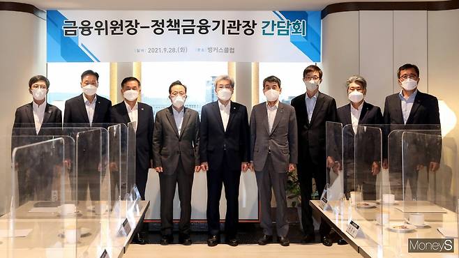 IBK기업은행은 28일 윤종원 IBK기업은행 은행장이 은행연합회 뱅커스클럽에서 열린 정책금융기관장 간담회에 참석해 신종 코로나바이러스 감염증(코로나19) 대응을 위한 금융지원과 미래 혁신성장 지원 등 금융현안에 대해 논의했다고 밝혔다. 왼쪽 다섯번째부터 고 위원장, 이동걸 산업은행 회장, 방문규 수출입은행 행장, 윤종원 중소기업은행 행장./사진은 임한별 기자