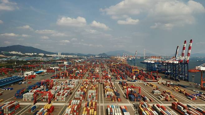 올 8월 여수·광양항 총 물동량이 전년 동월(2194만 2000톤) 대비 12.3%(270만 1000톤) 증가한 2464만 3000톤 처리해 두 자릿수 증가세를 보였다. '여수광양항 컨부두 전경/