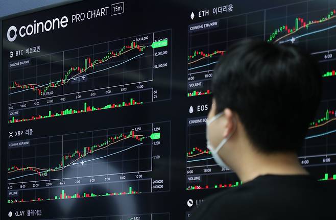 23일 오전 서울 용산구 코인원 고객센터 모니터에 표시된 비트코인, 이더리움 등 가상화폐 시세 현황. [연합]